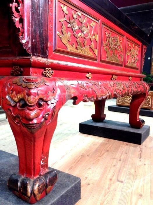 Chine XIXeme : Monumentale console d'offrandes laquée et dorée H 179 x L 301