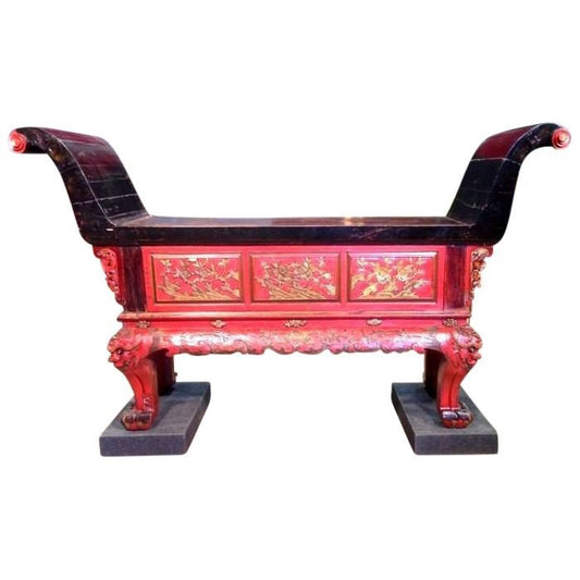 Chine XIXeme : Monumentale console d'offrandes laquée et dorée H 179 x L 301