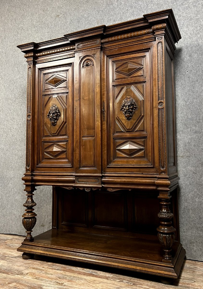 cabinet dressoir style Renaissance en noyer massif vers 1850