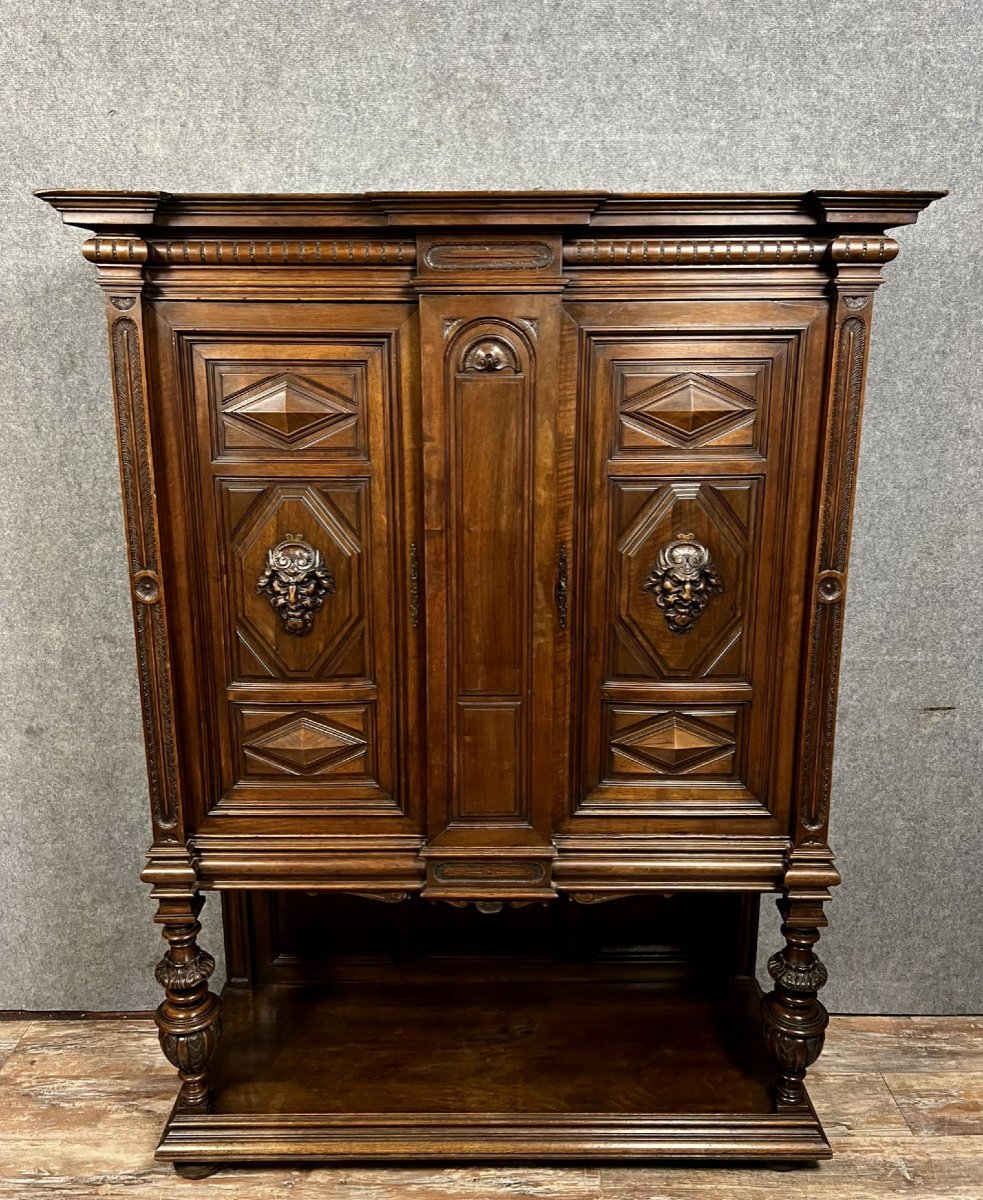 cabinet dressoir style Renaissance en noyer massif vers 1850