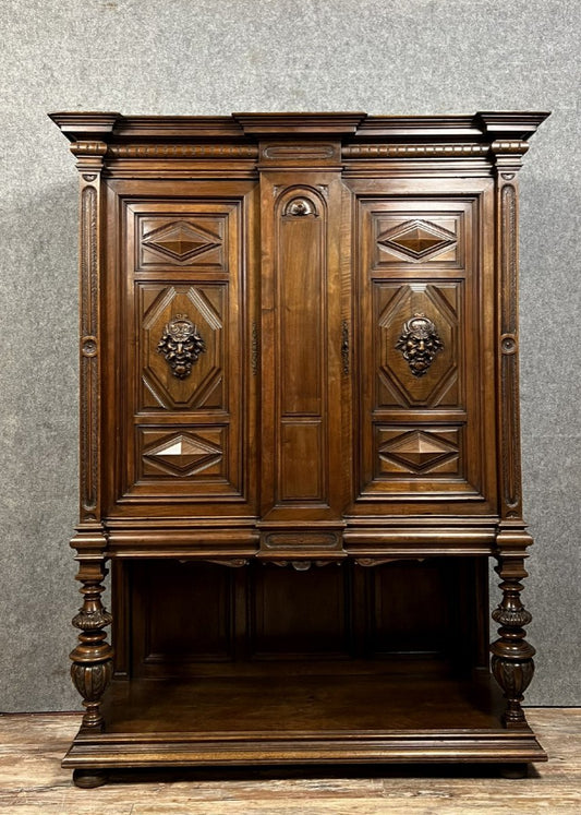 cabinet dressoir style Renaissance en noyer massif vers 1850