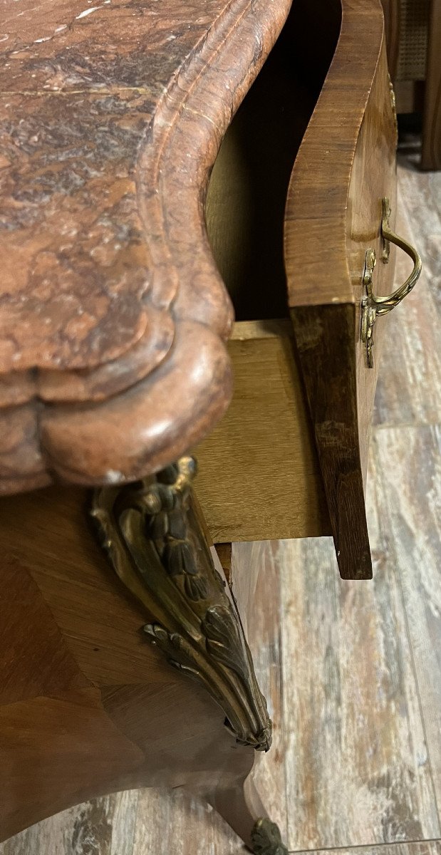 commode sauteuse galbée de style Louis XV en marqueterie de bois précieux vers 1900
