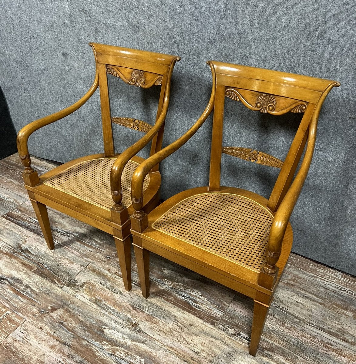 paire de fauteuils style Directoire - Consulat en noyer blond vers 1900