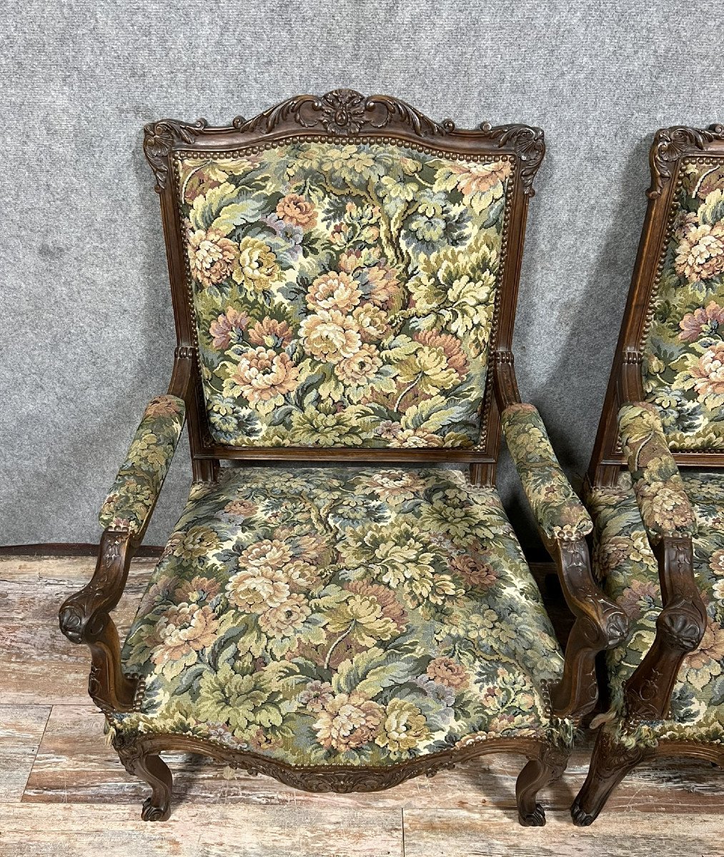 Paire d'importants fauteuils Provençaux sculptés de style louis XV en noyer vers 1850.