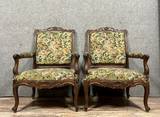 Paire d'importants fauteuils Provençaux sculptés de style louis XV en noyer vers 1850.