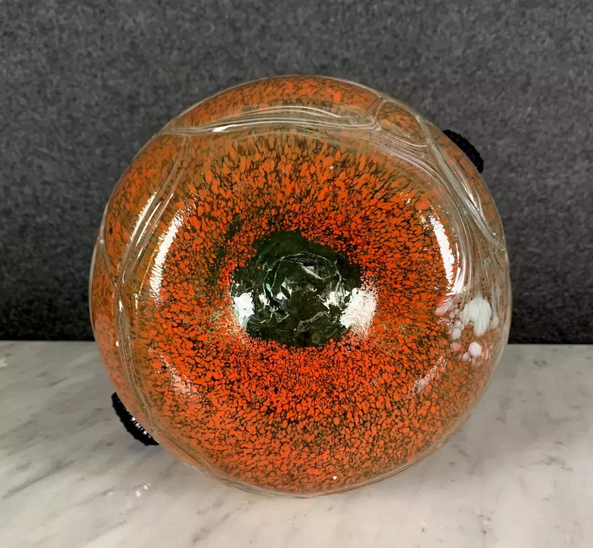 vase boule en verre sillonné à décors de couleurs marbrées.