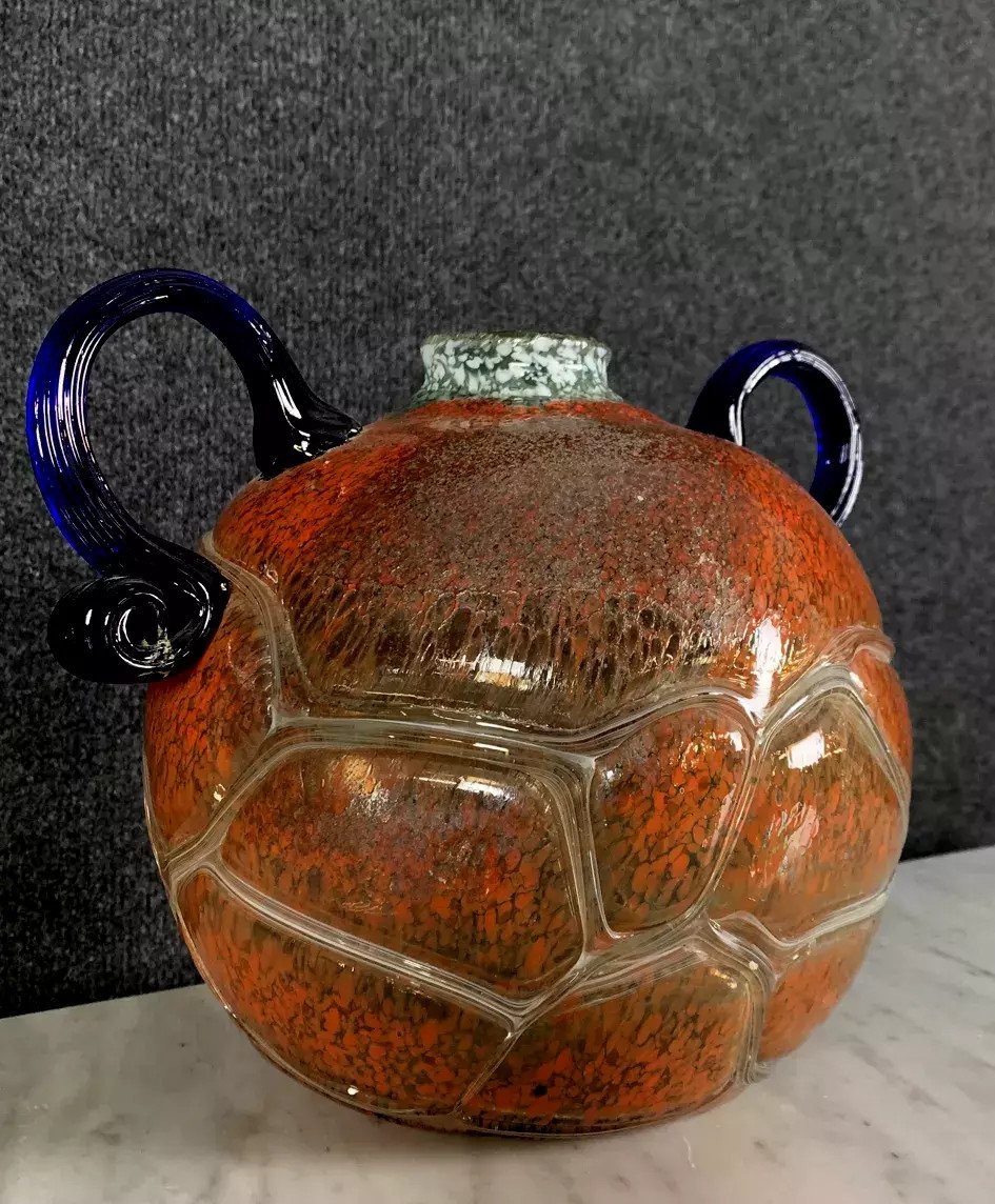 vase boule en verre sillonné à décors de couleurs marbrées.