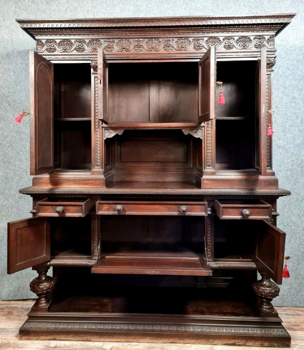 buffet Renaissance de château en noyer à patine brune vers 1850