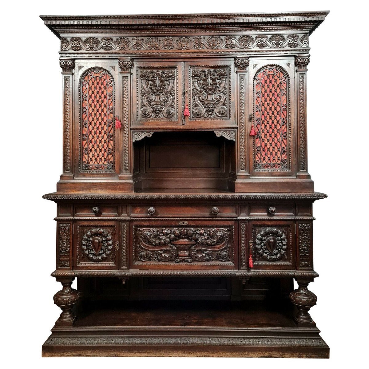 buffet Renaissance de château en noyer à patine brune vers 1850