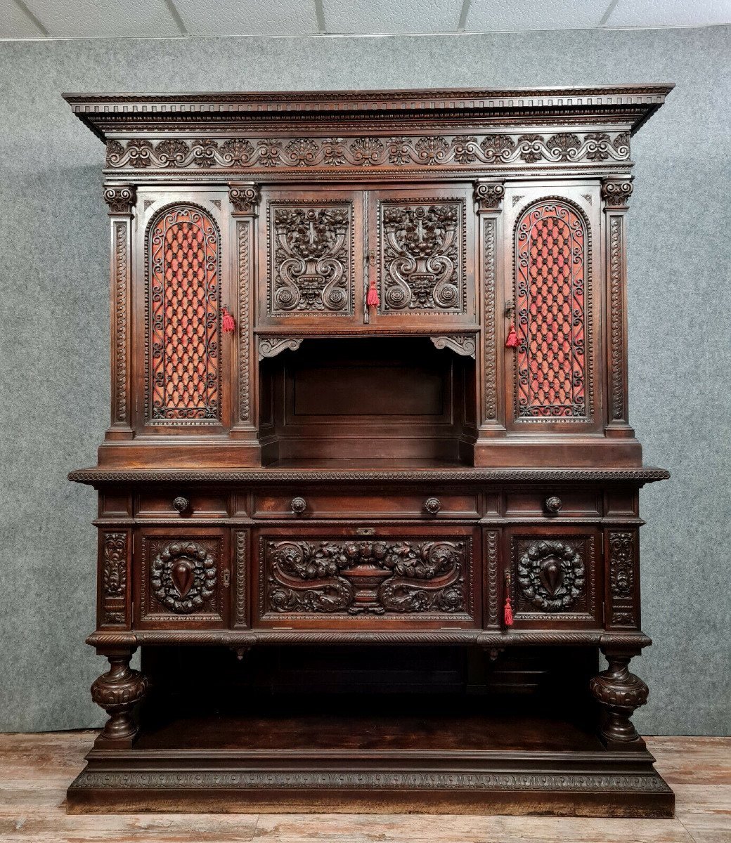 buffet Renaissance de château en noyer à patine brune vers 1850