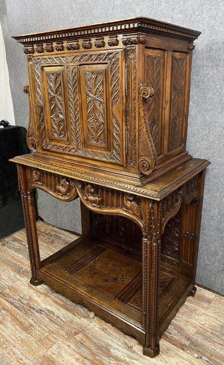 cabinet dressoir style Renaissance gotique en noyer massif époque XVIIIeme siècle