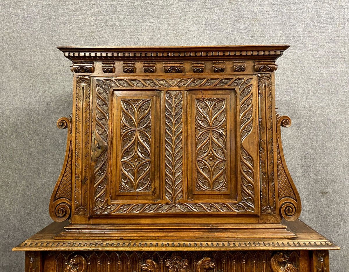 cabinet dressoir style Renaissance gotique en noyer massif époque XVIIIeme siècle