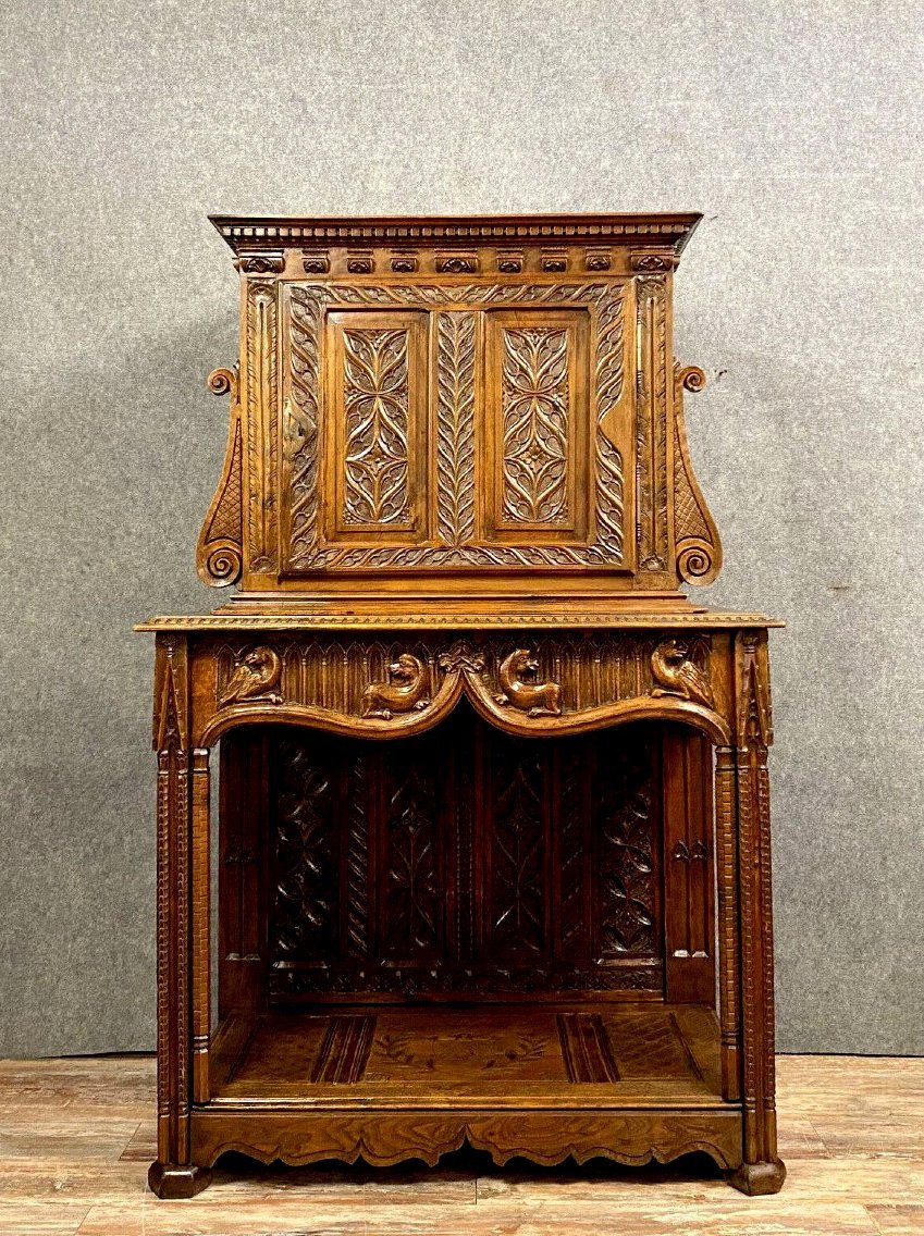 cabinet dressoir style Renaissance gotique en noyer massif époque XVIIIeme siècle