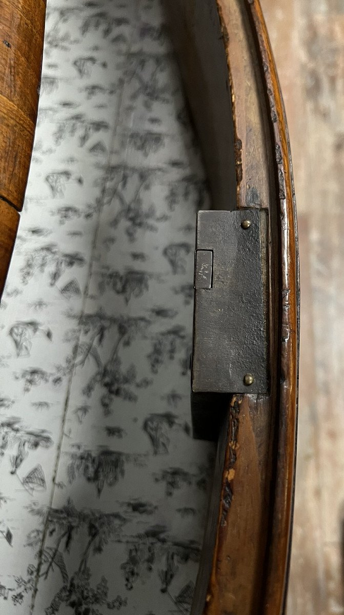 commode galbée époque Louis XV en marqueterie de bois précieux vers 1750
