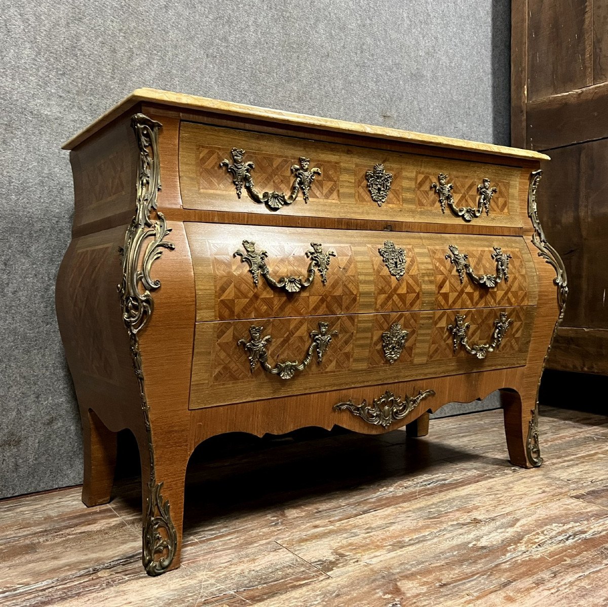 commode Tombeau galbée de style Louis XV en marqueterie de bois précieux circa 1880-1900