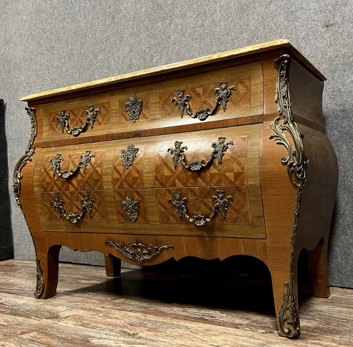 commode Tombeau galbée de style Louis XV en marqueterie de bois précieux circa 1880-1900