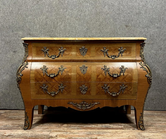 commode Tombeau galbée de style Louis XV en marqueterie de bois précieux circa 1880-1900