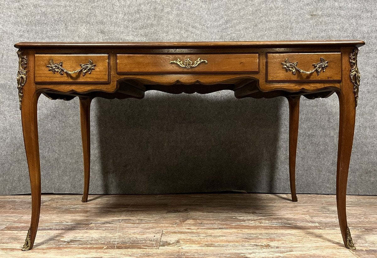 André Mailfert : Magnifique bureau double face style Louis XV en noyer estampillé