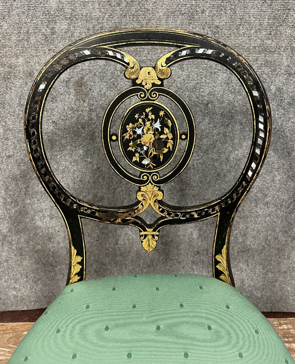chaise époque Napoléon III en bois laqué noir à décor floral par incrustation de nacre burgau et application de motifs dorés ( vernis Martin)vers 1850