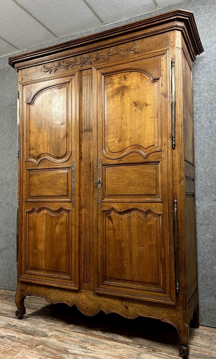 Armoire lyonnaise époque louis XV en noyer massif vers 1750