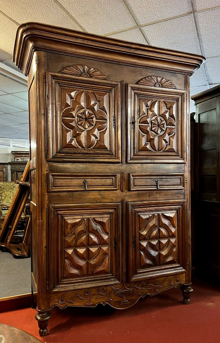 armoire ou cabinet époque XVIII eme en noyer massif vers 1760