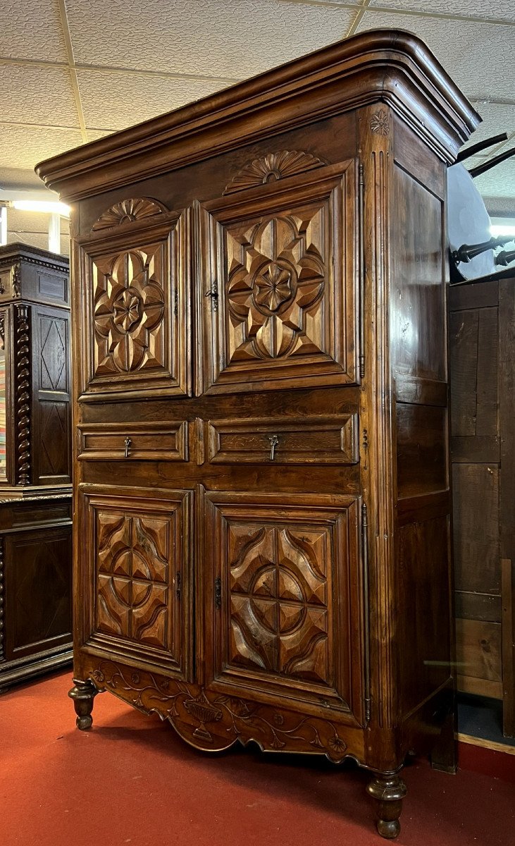 armoire ou cabinet époque XVIII eme en noyer massif vers 1760