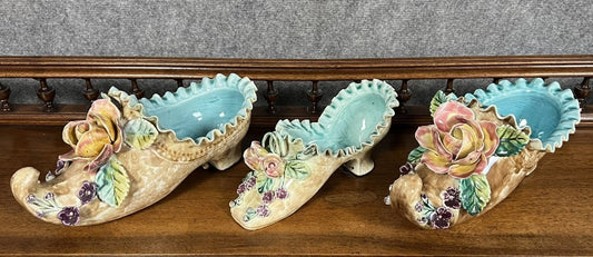 Paire de sabots plus une chaussure en barbotine avec fleurs époque Napoléon III vers 1880