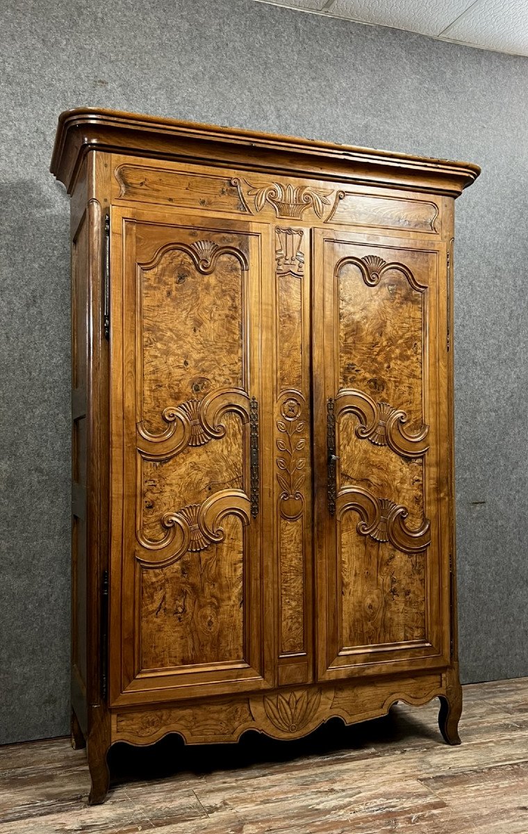 Armoire Bressane de mariage en noyer et  loupe de frêne style Louis XV vers 1780