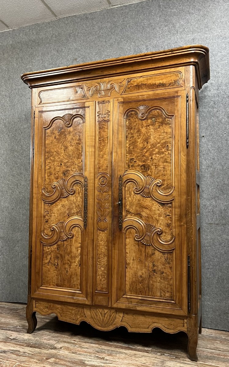 Armoire Bressane de mariage en noyer et  loupe de frêne style Louis XV vers 1780