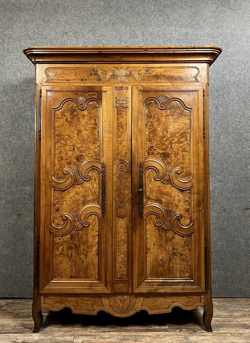 Armoire Bressane de mariage en noyer et  loupe de frêne style Louis XV vers 1780