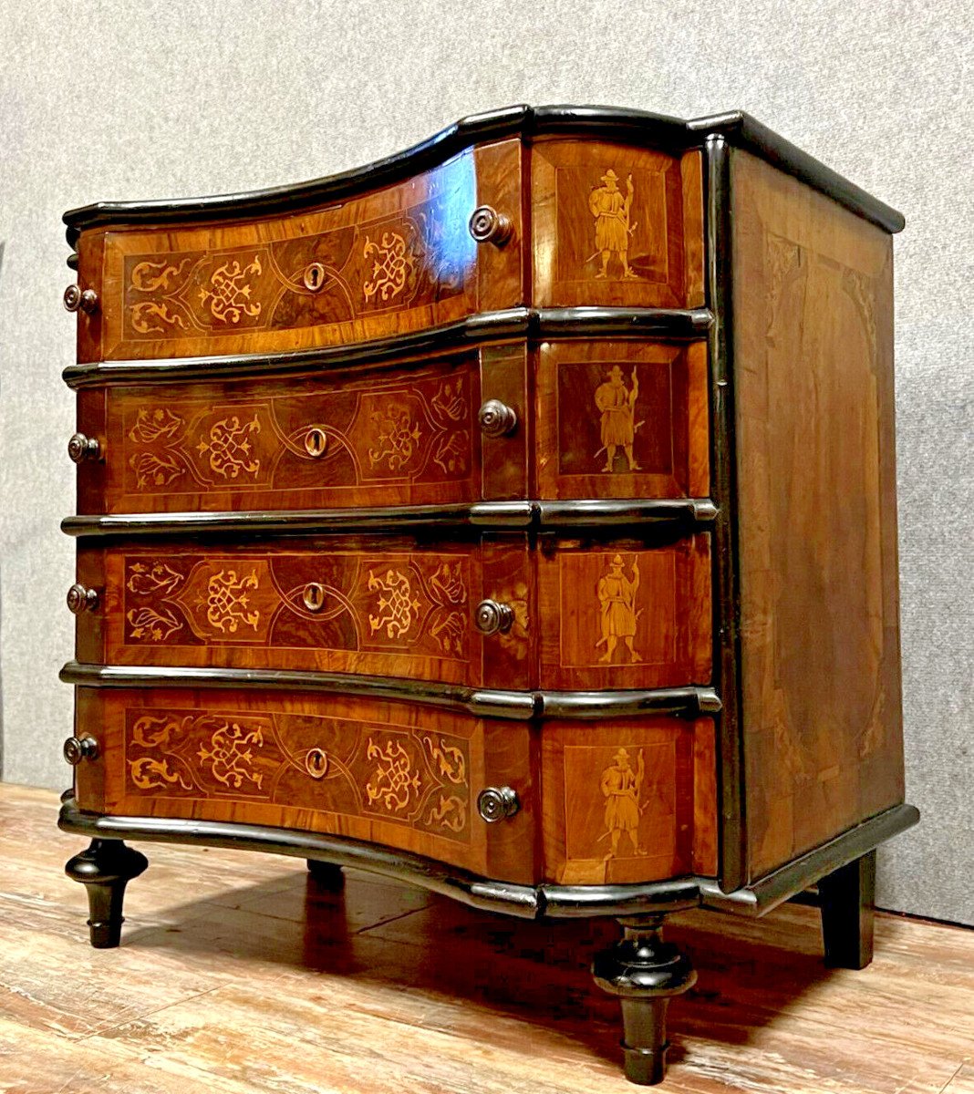 Commode Baroque époque Louis XV en bois noirci et marqueterie vers 1750