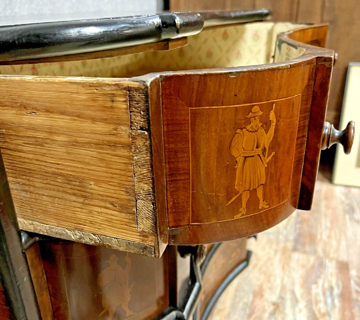 Commode Baroque époque Louis XV en bois noirci et marqueterie vers 1750