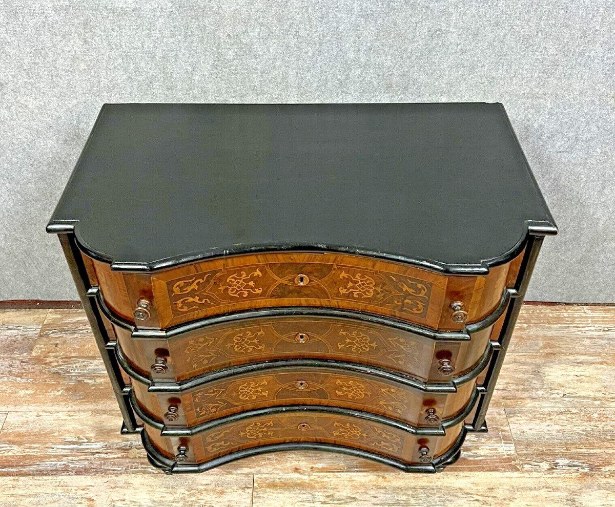 Commode Baroque époque Louis XV en bois noirci et marqueterie vers 1750