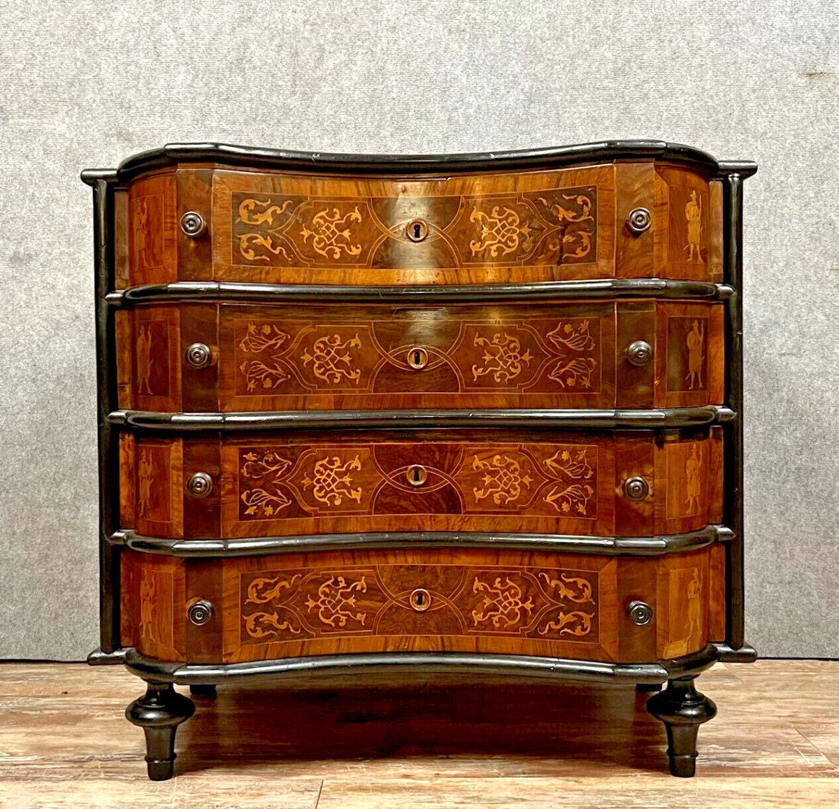 Commode Baroque époque Louis XV en bois noirci et marqueterie vers 1750
