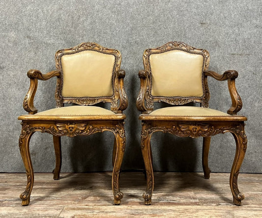 paire de fauteuils de bureau Louis XV galbés en noyer circa 1920