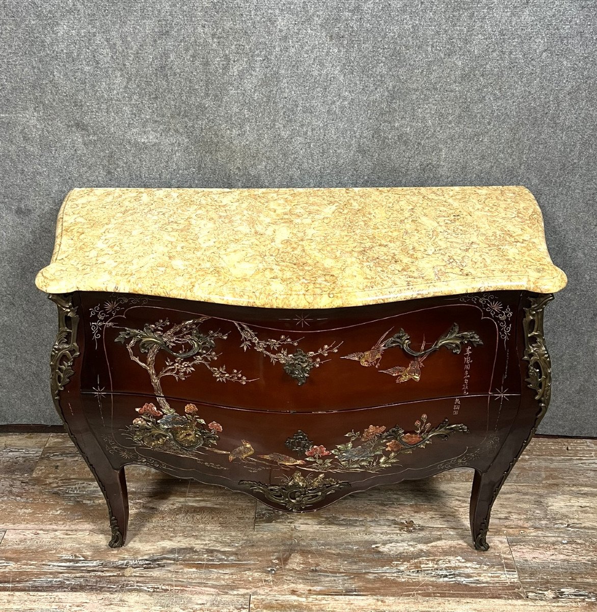 Commode sauteuse galbée en laque à décor chinoisant époque XXeme (B)