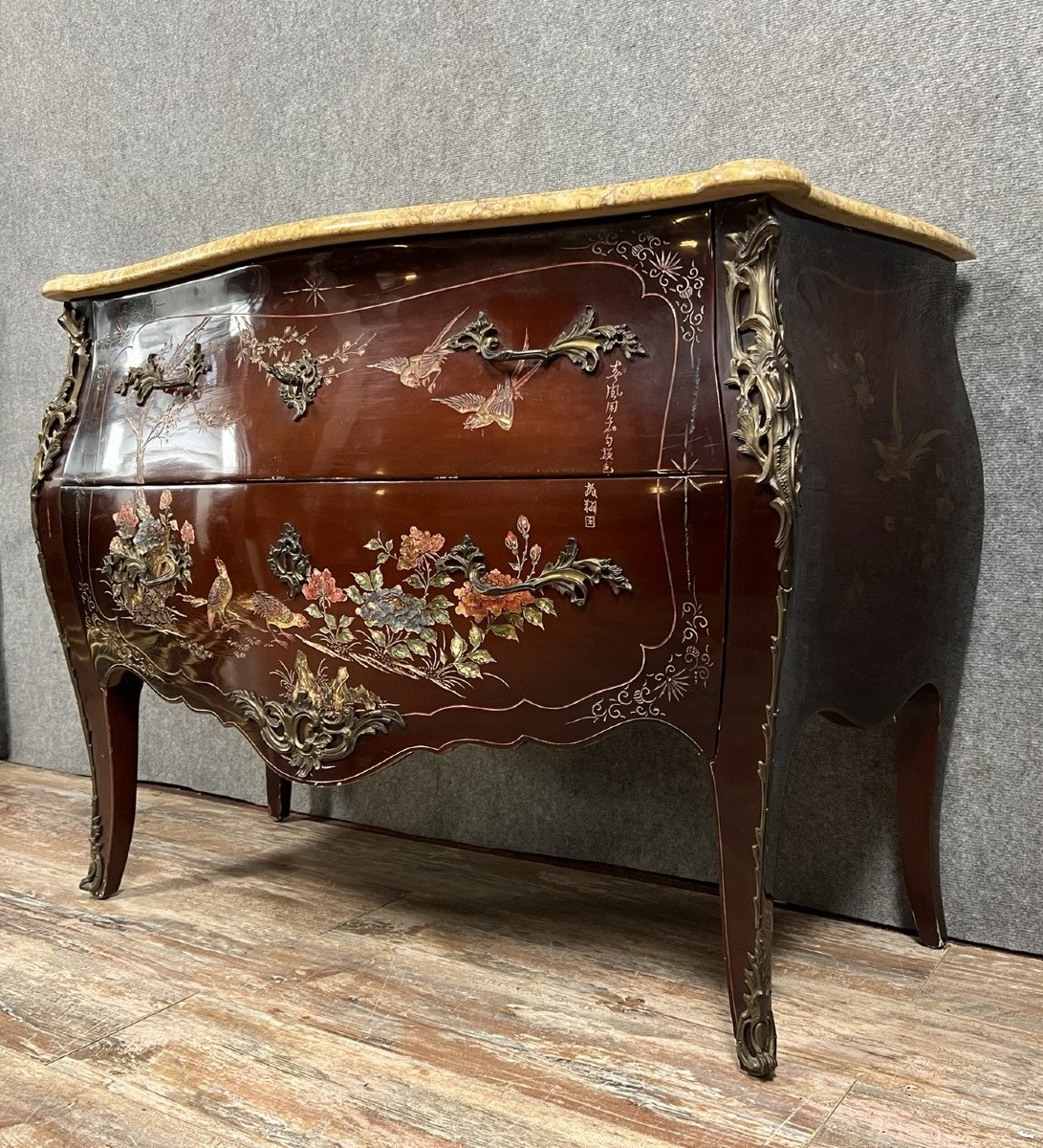 Commode sauteuse galbée en laque à décor chinoisant époque XXeme (B)