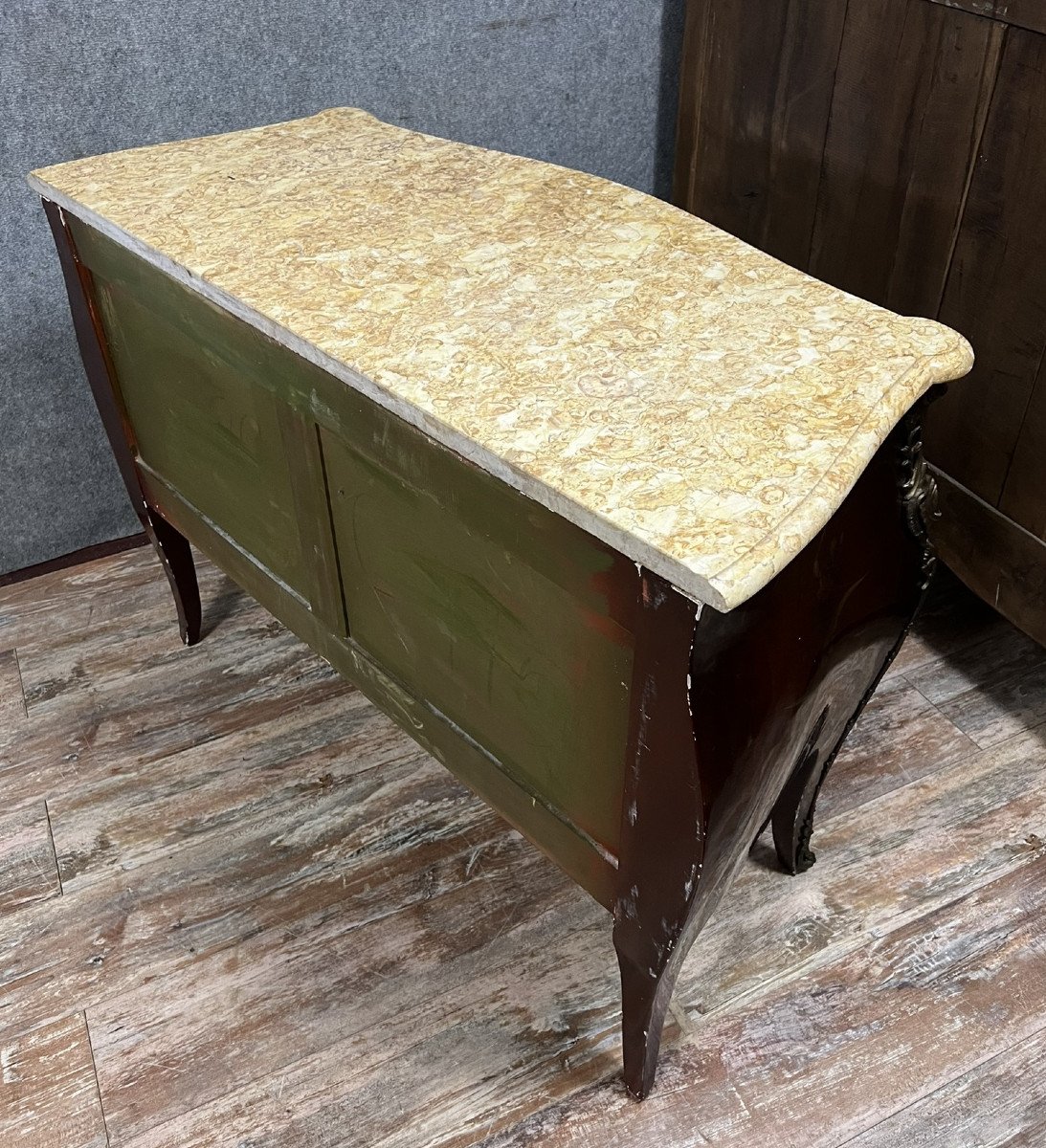 Commode sauteuse galbée en laque à décor chinoisant époque XXeme (B)