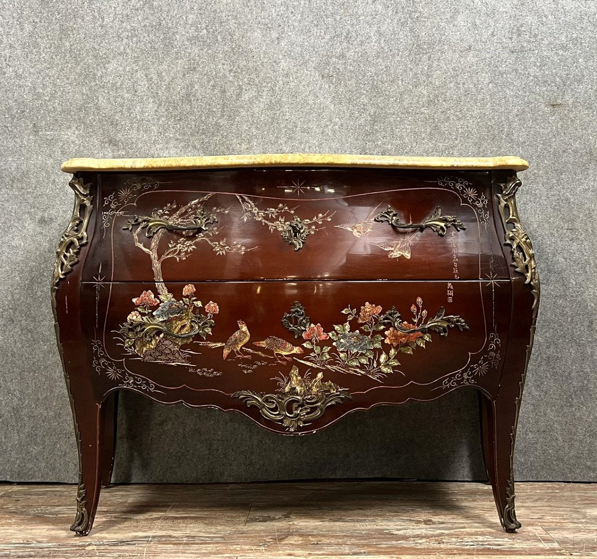 Commode sauteuse galbée en laque à décor chinoisant époque XXeme (B)