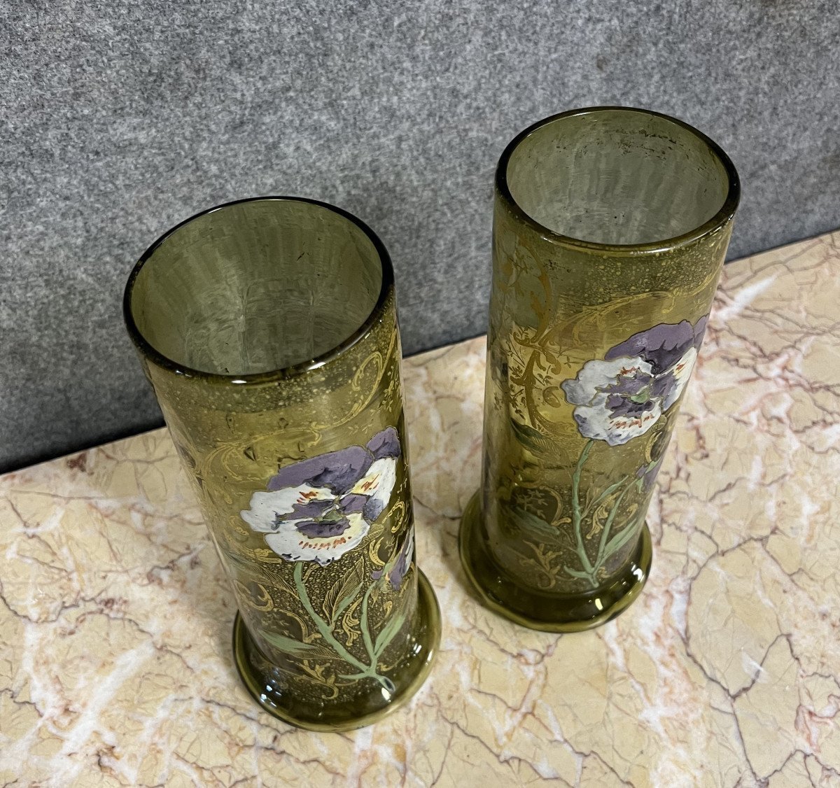 D'après Legras : Grande paire de vases rouleau en verre émaillé