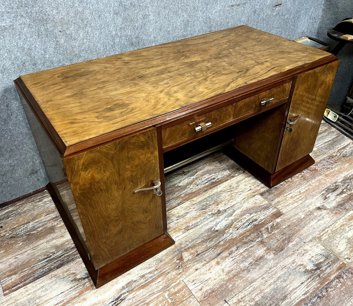 bureau de centre époque Art Déco en noyer et ronce de noyer vers 1940.