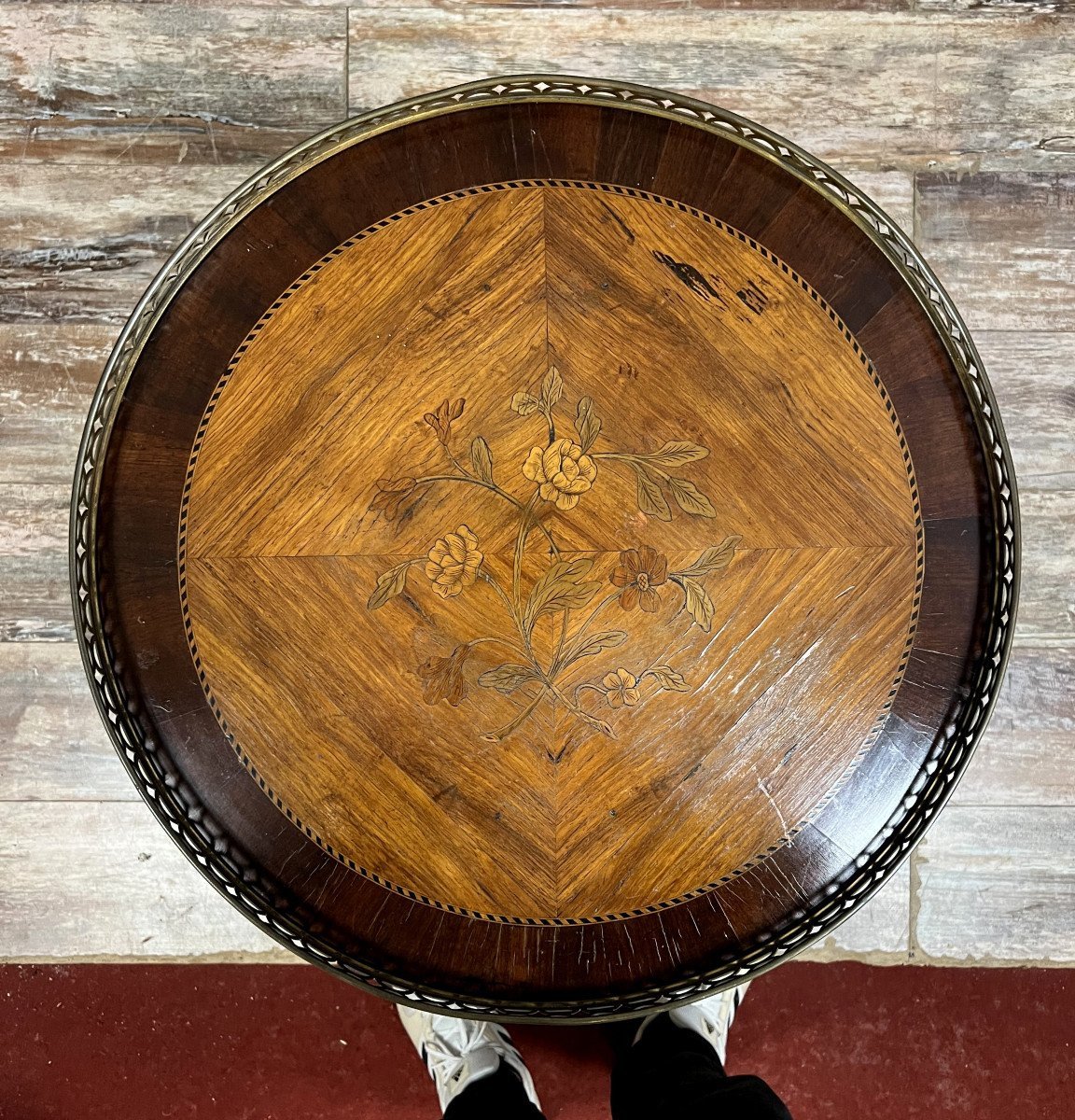 table guéridon bouillotte style Louis XVI en marqueterie de bois précieux vers 1850