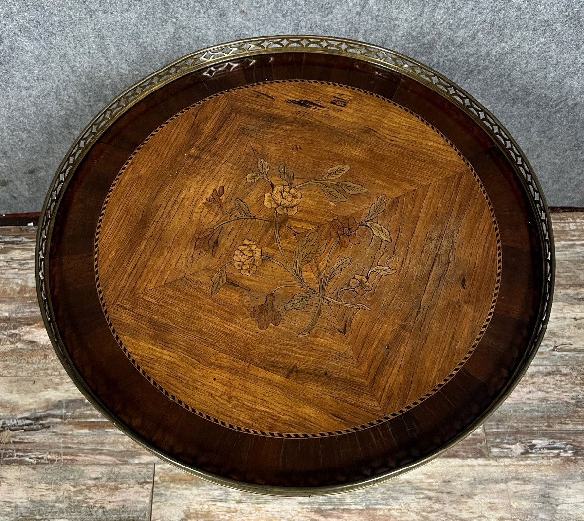 table guéridon bouillotte style Louis XVI en marqueterie de bois précieux vers 1850