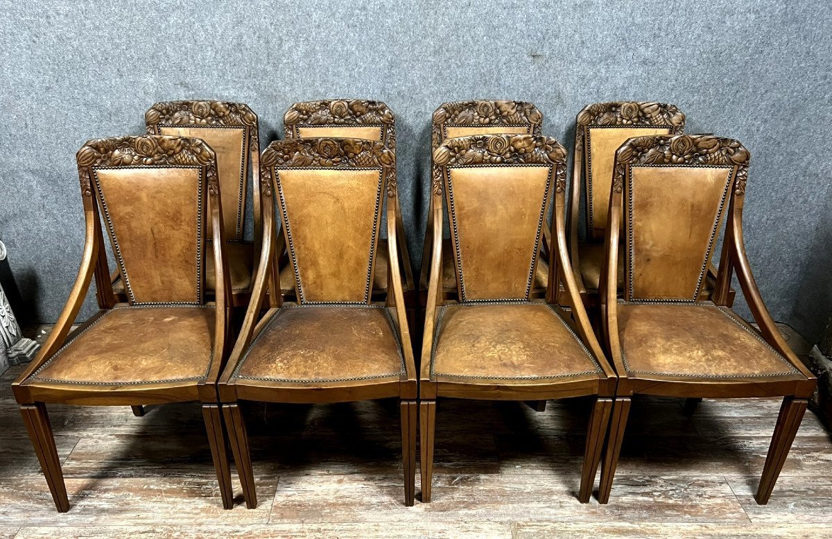 Travail de l'école de Nancy vers 1920 : Extraordinaire Suite de huit chaises fauteuils de type gondole, en noyer.