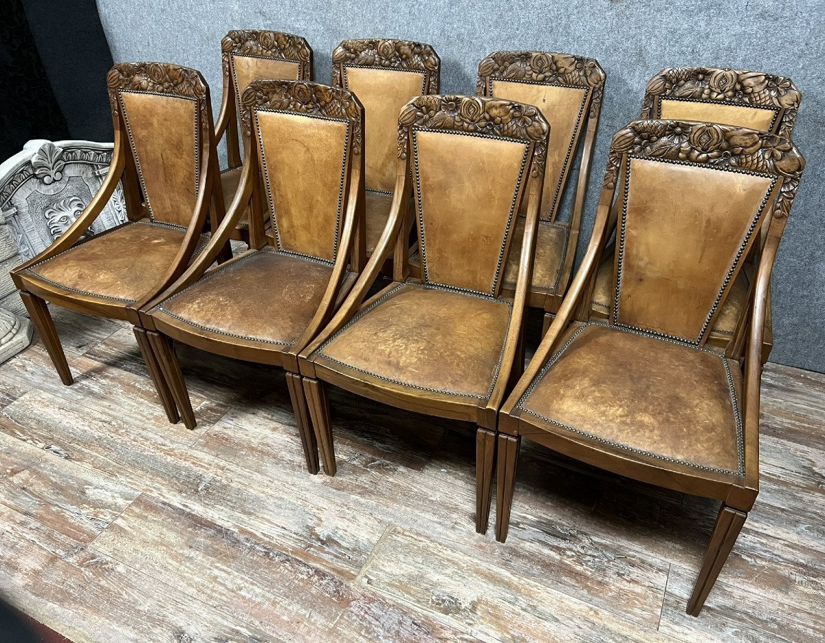 Travail de l'école de Nancy vers 1920 : Extraordinaire Suite de huit chaises fauteuils de type gondole, en noyer.