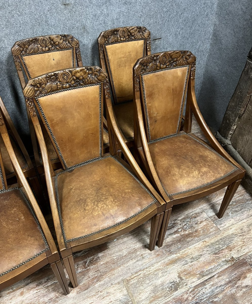 Travail de l'école de Nancy vers 1920 : Extraordinaire Suite de huit chaises fauteuils de type gondole, en noyer.