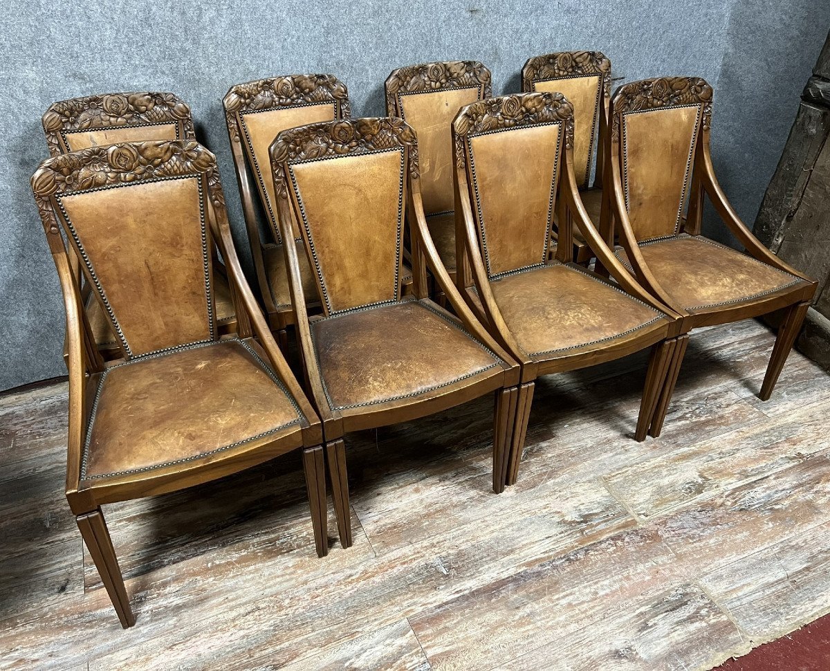 Travail de l'école de Nancy vers 1920 : Extraordinaire Suite de huit chaises fauteuils de type gondole, en noyer.