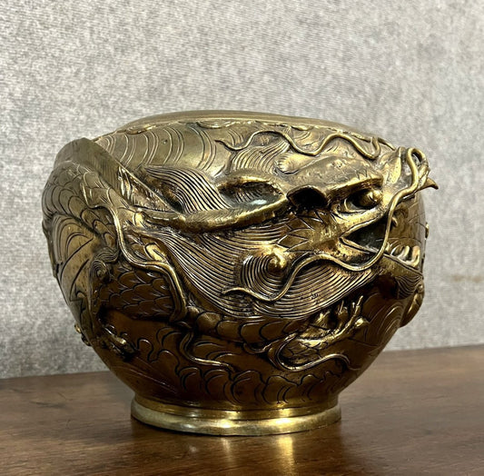 Asie XIXeme : très grand cache pot en bronze doré et ciselé vers 1880