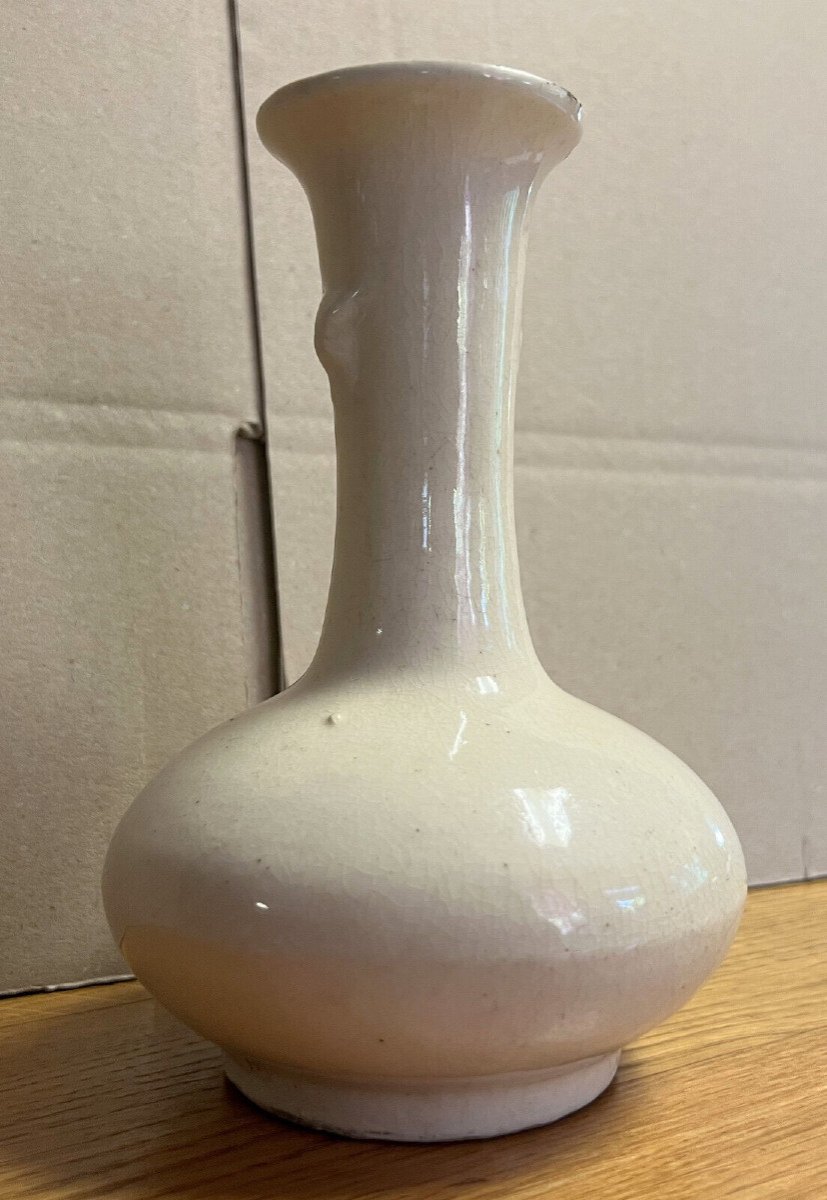 Corée XIXeme siècle : élégant vase bouteille en porcelaine blanche émaillée de la dynastie coréenne Joseon