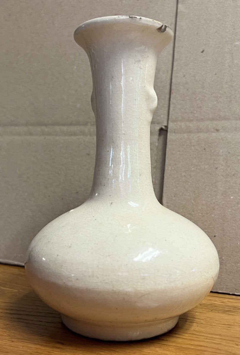 Corée XIXeme siècle : élégant vase bouteille en porcelaine blanche émaillée de la dynastie coréenne Joseon